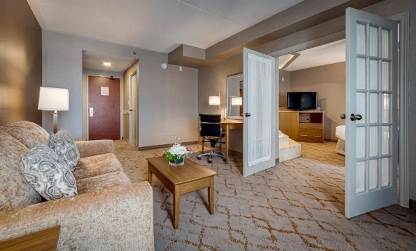Monte Carlo Inns - Vaughan Suites image 14