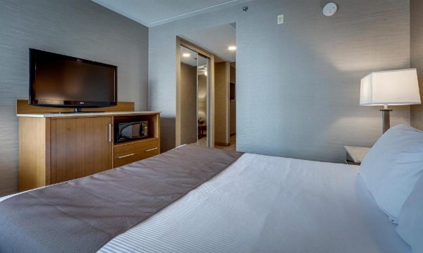 Monte Carlo Inns - Vaughan Suites image 9